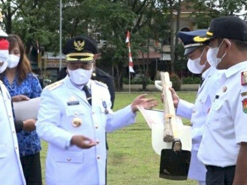 Ombas saat menyerahkan peralatan kebersihan kepada wilayah yang tidak mendapatkan juara lomba kebersihan. 