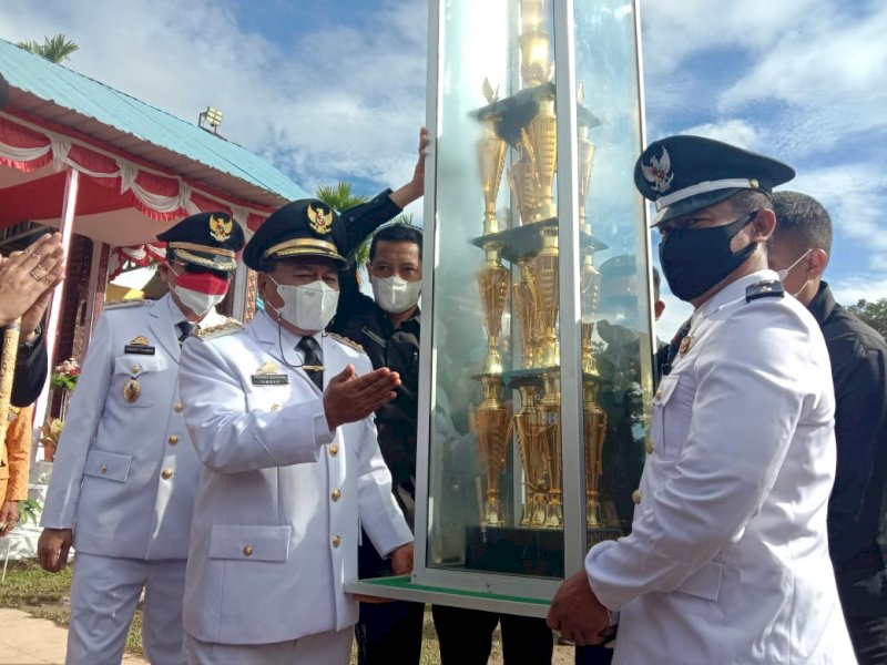 Ombas saat menyerahkan hadiah untuk Lembang Saloso. 