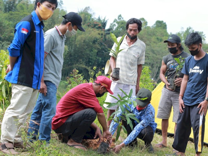 Aksi tanam bibit pohon di Lembang Madandan. 