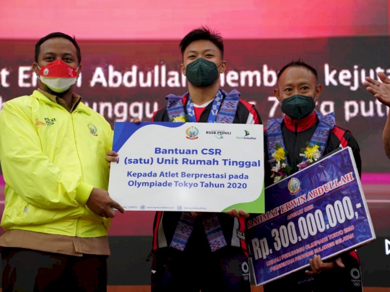 Andi Sudirman Sulaiman saat menyerahkan bonus ke Rahmat. 