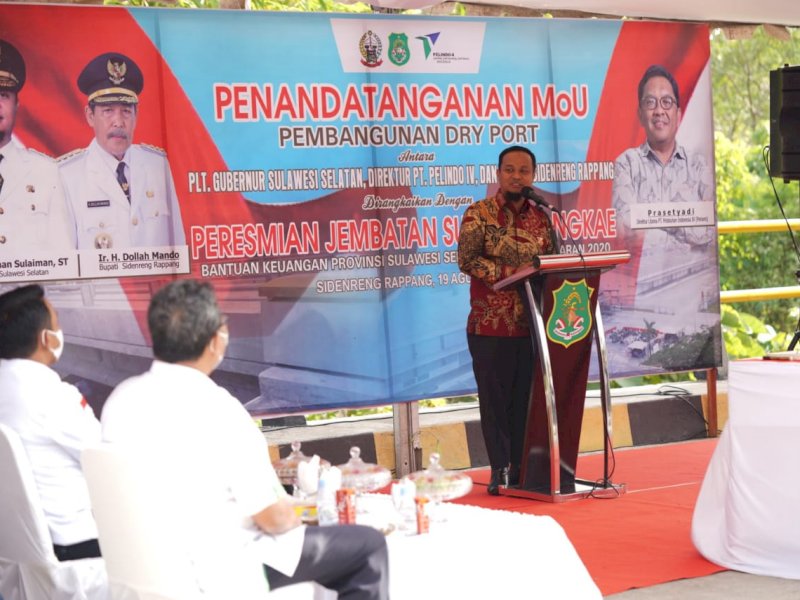 Andi Sudirman Sulaiman saat meresmikan Jembatan Sungai Bangkae Sidrap. 