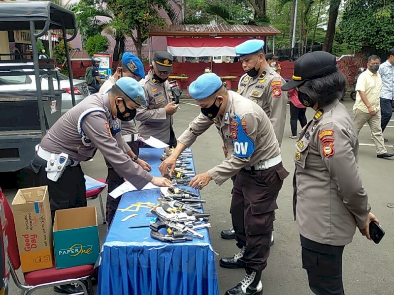 Pemeriksaan senjata api personel kepolisian Polsek Ujung Pandang oleh Provos. (Ist/Hasan)