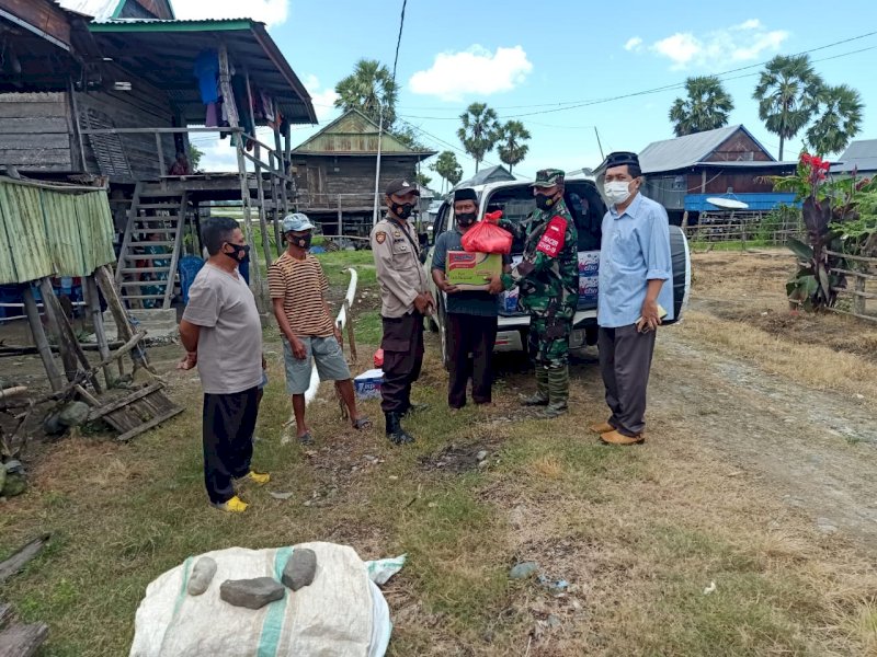 Pemberian bantuan kepada tiga keluarga pemilik rumah yang tertimpa bencana puting beliung di Pammana, Kabupaten Wajo Sulawesi Selatan. (Ist)