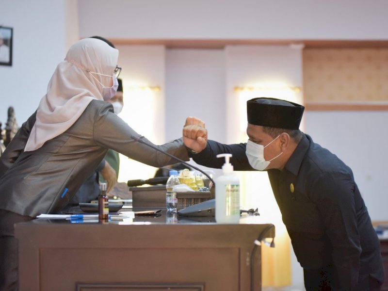 Indah Putri Indriani saat menghadiri rapat paripurna pendapat akhir fraksi DPRD Lutra. 