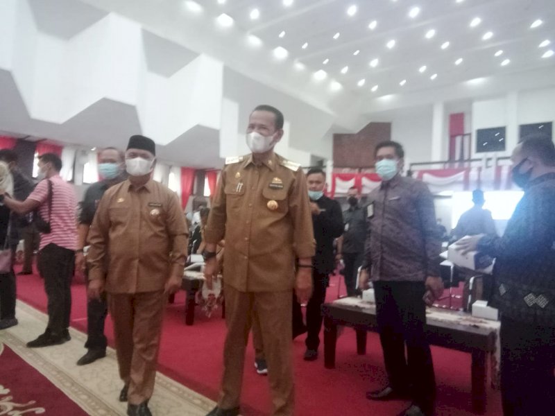 Bupati Enrekang Muslimin Bando saat menghadiri acara penyerahan bantuan sembako sumber dana CSR pelaku usaha di Sulsel. (Ist)
