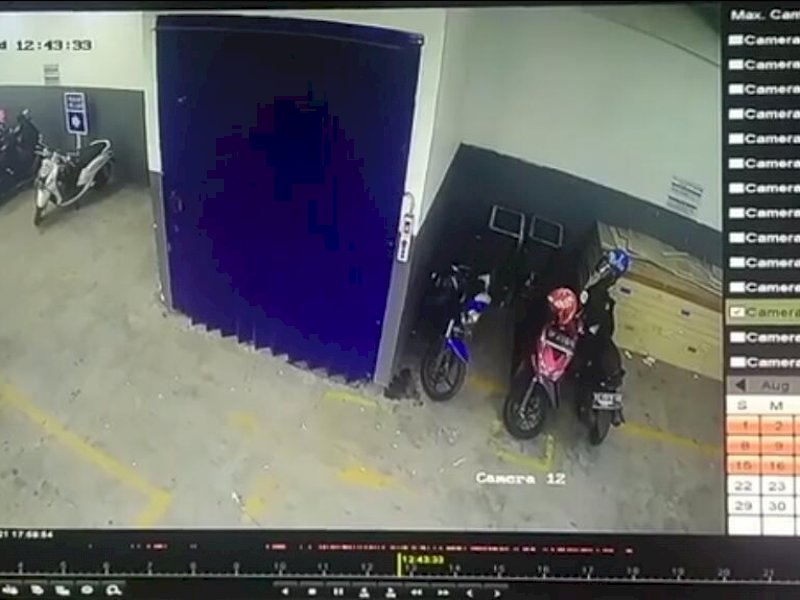 Pencuri helm di Toko Bintang yang terekam CCTV. 