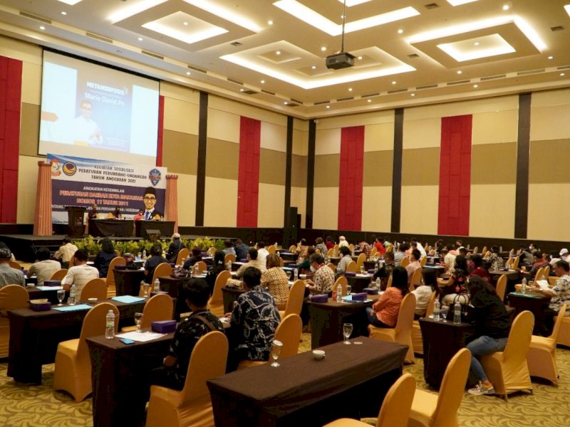 Anggota DPRD Makassar Mario David saat menggelar Sosper tentang Retribusi Pelayanan Persampahan. 