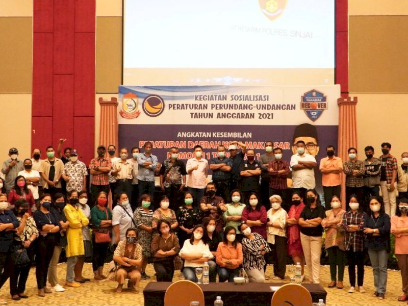 Anggota DPRD Makassar Mario David saat menggelar Sosper tentang Retribusi Pelayanan Persampahan. 