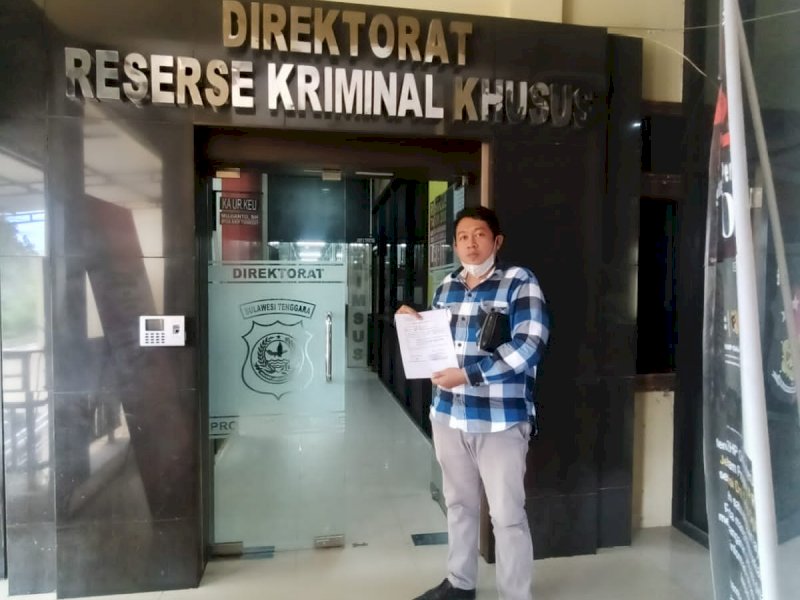 Kuasa Hukum Manton usai melakukan pelaporan dugaan pencemaran nama baik di Polda Sultra. 