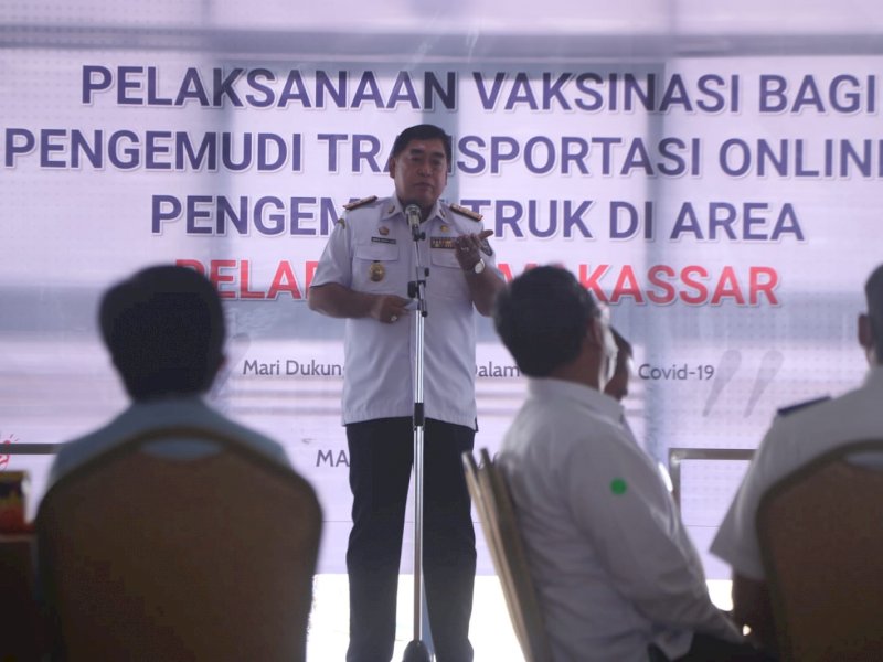 Sekprov Sulsel, Abdul Hayat Gani membuka pelaksanaan vaksin Covid-19 untuk driver online dan pengemudi truk di Pelabuhan Makassar (ist/Humas)