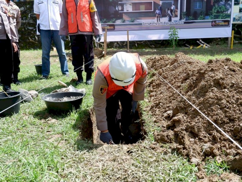Kapolres Wajo saat melakukan peletakan batu pertama. 