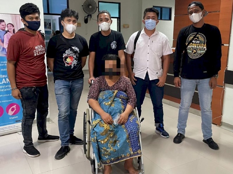 Pelaku yang dijemput polisi masih menggunakan kursi roda. 