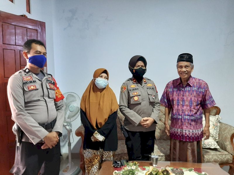 Kapolsek Makassar Kompol Andriyani Lilikay  mengunjungi kediaman Ketua MUI Kecamatan Makassar, KH Muhiddin Qurais. (Ist)