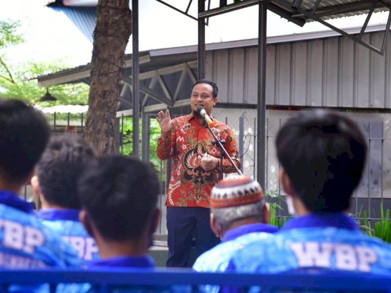 Plt Gubernur Sulsel hadiri vaksinasi warga binaan di Lapas Klas I A Makassar, Jumat (27/8/2021).