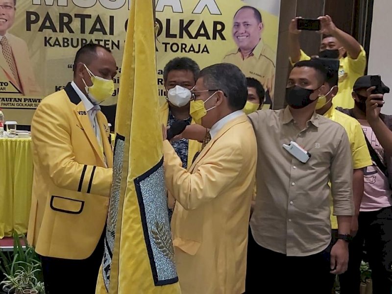 Taufan Pawe saat memberikan selamat kepada Victor Datuan Batara. 