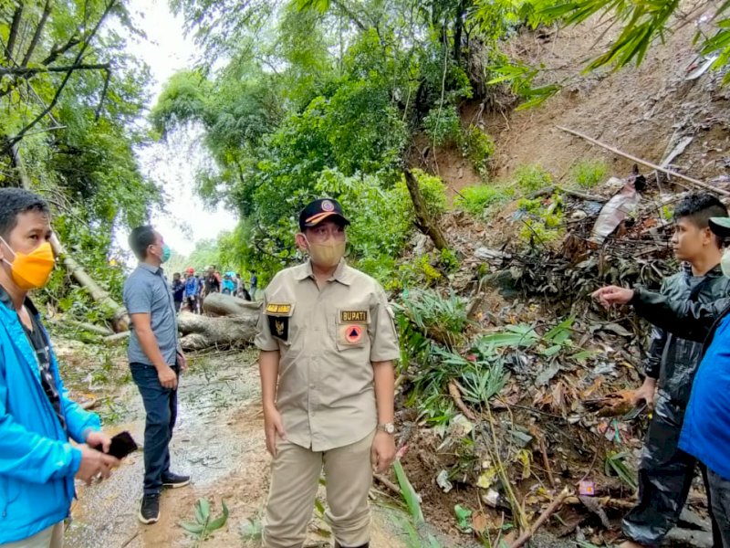 Longsor yang menerjang Wajo malam tadi menyebabkan sejumlah ruas jalan tertutup. 