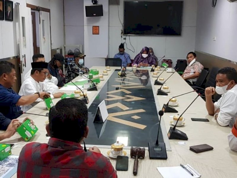 Komisi C DPRD Makassar saat menggelar RDP dengan Pemkot Makassar dan pemilik lahan yang tertimbun  sampah TPA. 