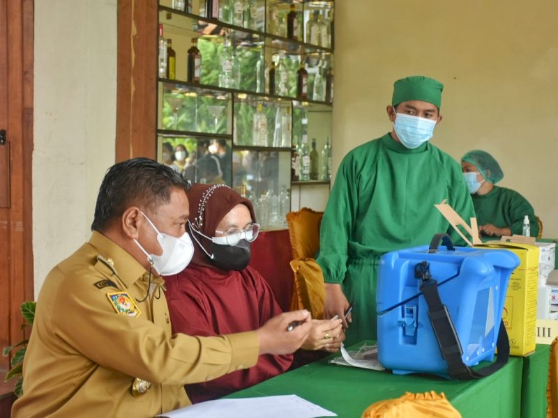 Bupati Torut Yohanis Bassang memantau vaksinasi massal, Senin (30/8/2021).