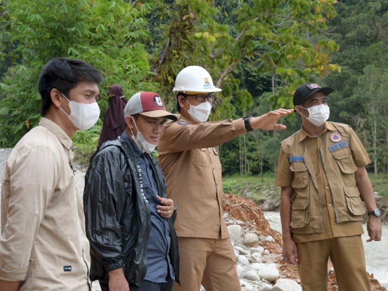 Wakil Bupati Luwu Utara, Suaib Mansur lokasi longsor di ruas Maipi-Masamba, Senin (30/8/2021)
