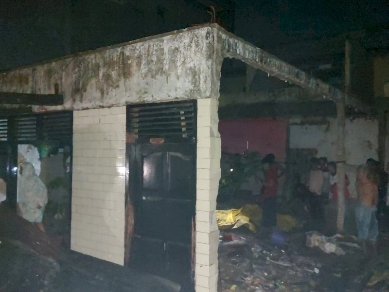 Satu rumah habis terbakar di Jalan Veteran Selatan Makassar. 
