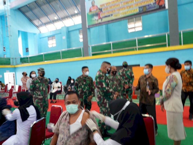 Vaksinasi kalangan mahasiswa UHO Kendari melibatkan Korem 143.