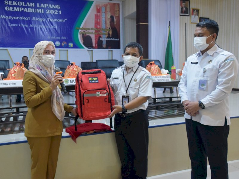 Indah Putri Indriani saat menerima bantuan Tas Siaga Gempa. 