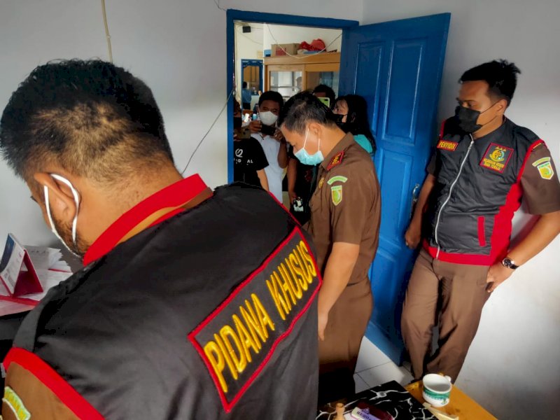 Penyidik Pidsus Kejari Toraja menggeledah kantor PDAM Torut (ist/anda)