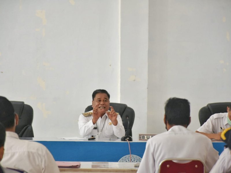 Ombas saat memimpin rapat koordinasi. 