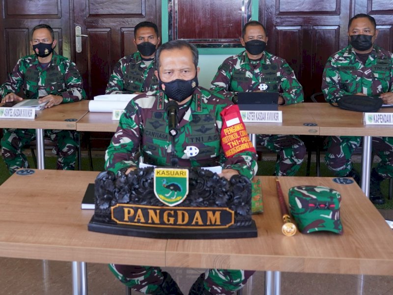 Pangdam XVIII/Kasuari Mayjen TNI Nyoman Cantiasa memberi keterangan terkait penyerangan di Maybrat yang gugurkan 4 TNI. 
