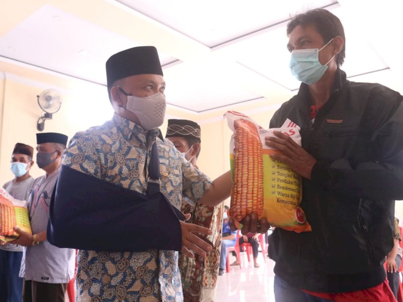 Bupati Bantaeng Ilham Azikin menyerahkan bantuan kepada petani. 