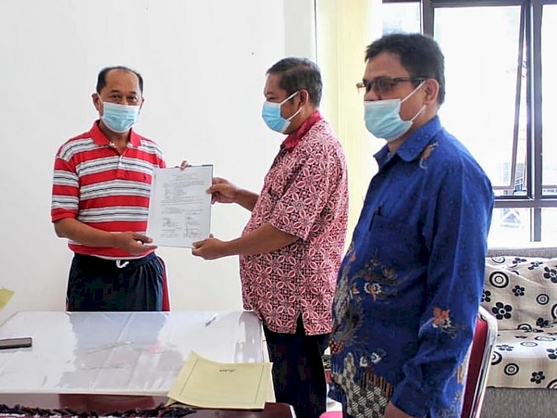 Penyerahan SK ke Plt Camat Rindangallo. 