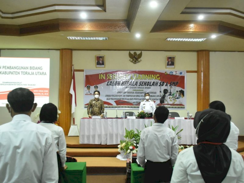 Ombas saat menghadiri Seleksi calon kepala sekolah Torut. 