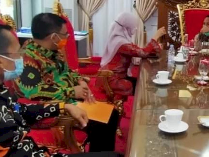 Bupati Lutra saat menemui Plt Gubernur Sulsel. 