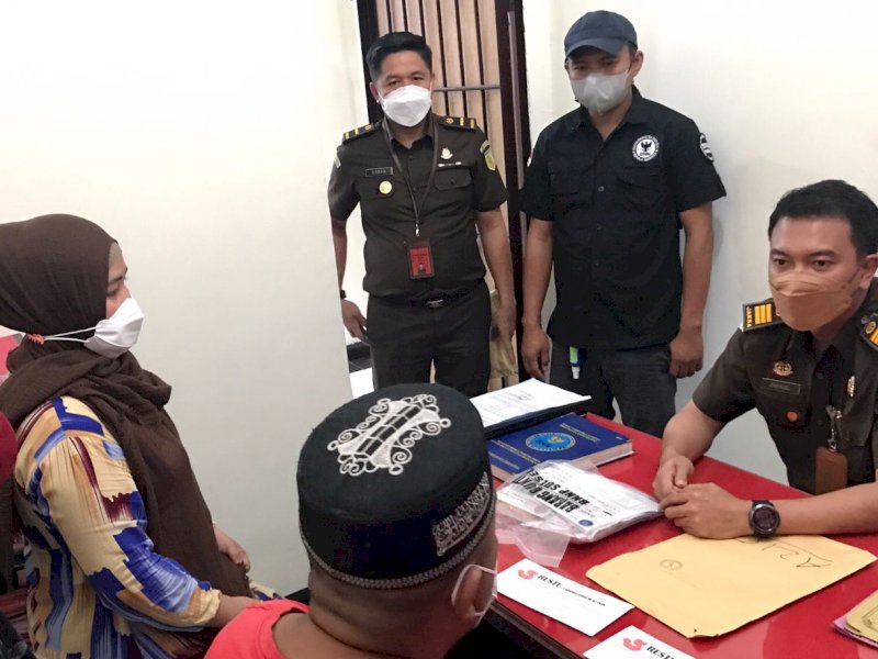 Pelimpahan tiga tersangka kasus transaksi 1 Kg sabu taman Sidrap oleh BNNP Sulsel pada Kejaksaan Negeri Sidrap melalui perwakilan Seksi Narkotika Kejati Sulsel Muh Zahroel Ramadhana (ist)