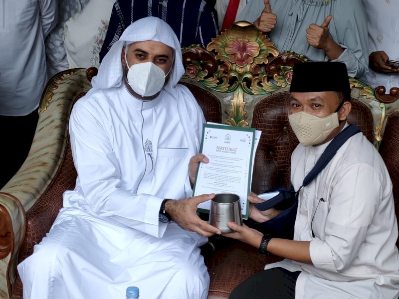 Bupati Bantaeng, DR Ilham Azikin mendapat hadiah khusus dari Syekh Muhammad Jaber berupa cawan atau biasa disebut Mudd Uswati (ist)
