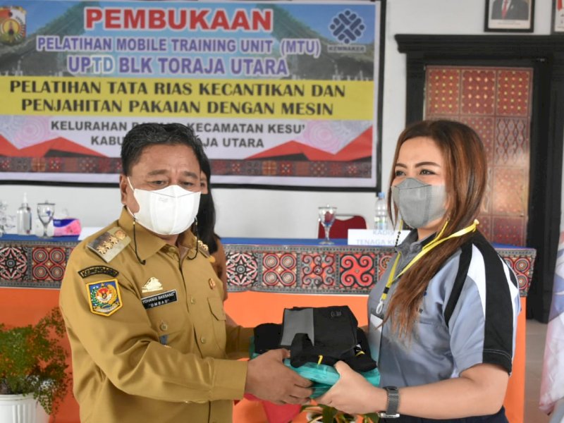 Ombas saat menghadiri pelatihan tata rias dan menjahit. 