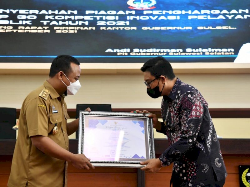 Wabup Edy Manaf saat menerima penghargaan Pemkab Bulukumba dari Plt Gubernur Sulsel. 