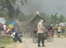 Akses Desa Rusak Parah, Warga Konsel Blokir Jalan Pakai Pos Ronda