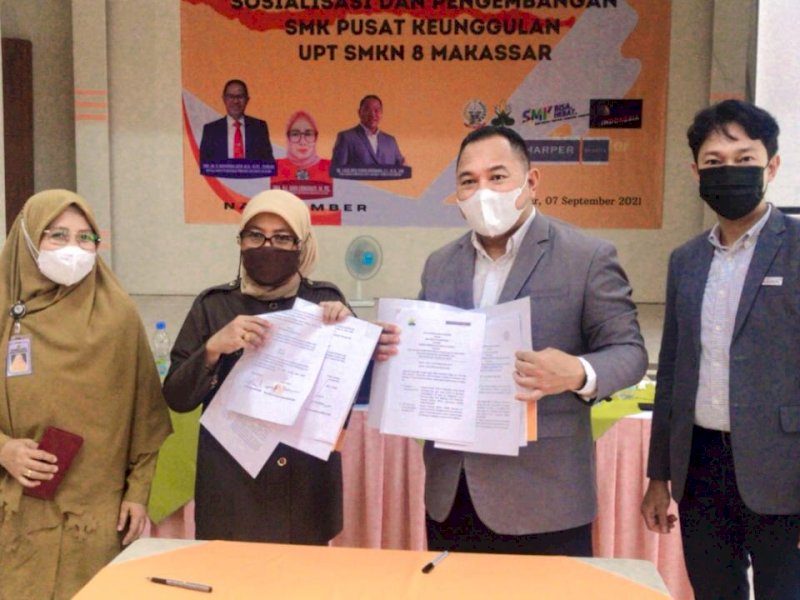 Management Harper Perintis menandatangani kesepakatan (MoU) dengan SMKN 8 Makassar dalam pemberdayaan siswa dalam bidang kepariwisataan (ist)