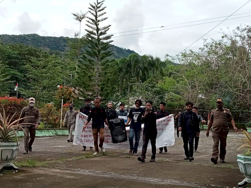 Pengunjuk rasa terus menentang pembelian mewah Bupati Enrekang. 