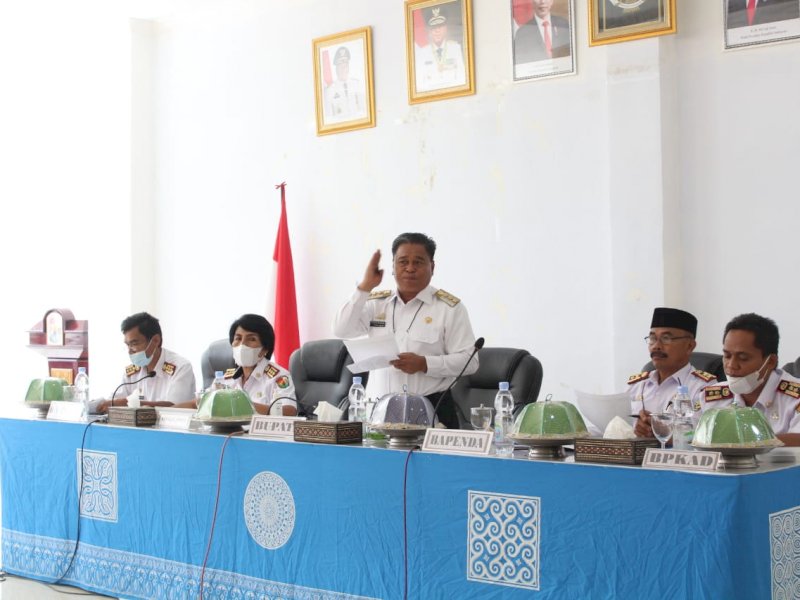 Ombas saat memimpin Rakor dengan Kadus hingga Camat se-Torut. 