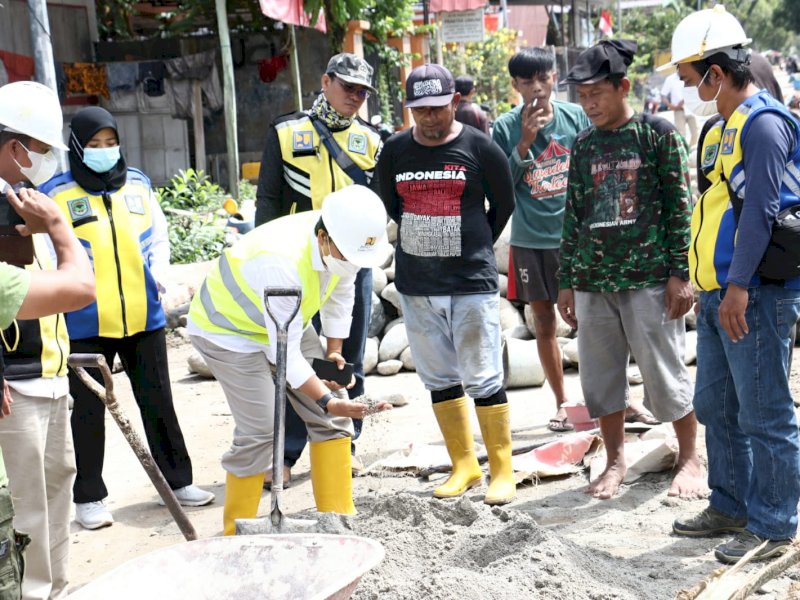 Wabup Lutra saat meninjau perbaikan drainase Salu Matoto. 