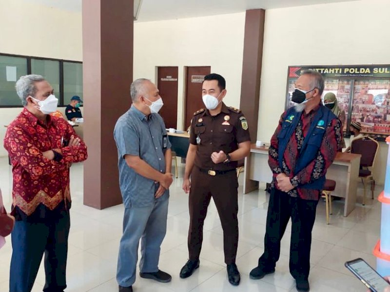 Kasi Pidum Kejari Makassar, Andi Hairil Akhmad (kedua dari kanan) mengaku sukses memberikan vaksin untuk tahanan kejaksaan (ist)