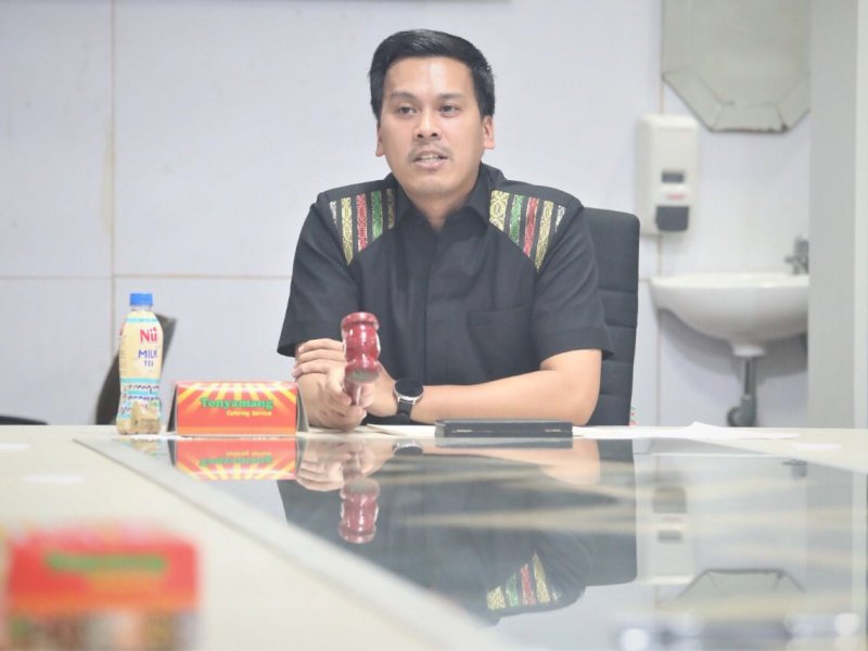 Nurhaldin saat memimpin rapat Pansus Ranperda Perlindungan Guru. 
