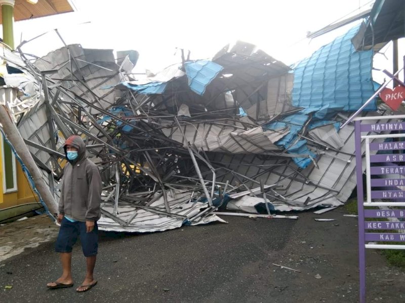 Rumah warga du Wajo yang rusak akibat angin kencang. 