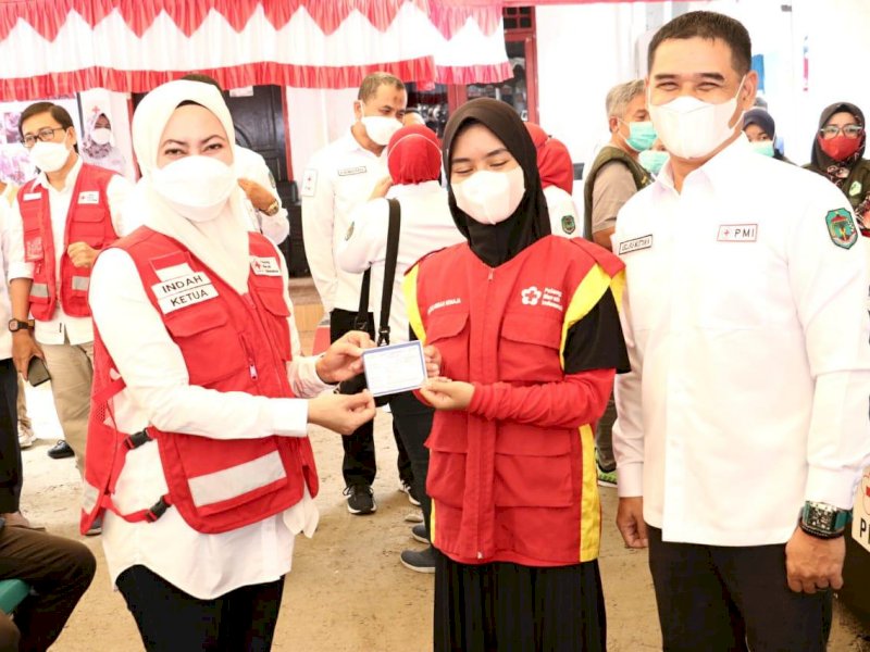 Indah saat melaunching Serbuan Vaksin Pemuda. 