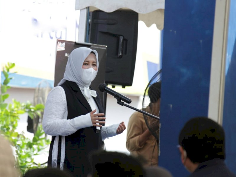 Fatmawati Rusdi saat meninjau vaksinasi di kelurahan. 