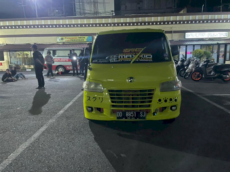 Mobil yang digunakan pelaku balap liar untuk menabrak petugas. 