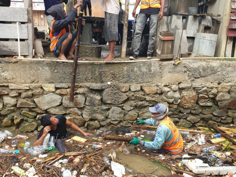 Satgas DLH Wajo berjibaku mengangkat sedimen drainase. 