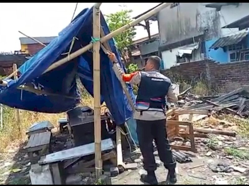 Lapak di dalam lahan kosong yang dibongkar polisi. 